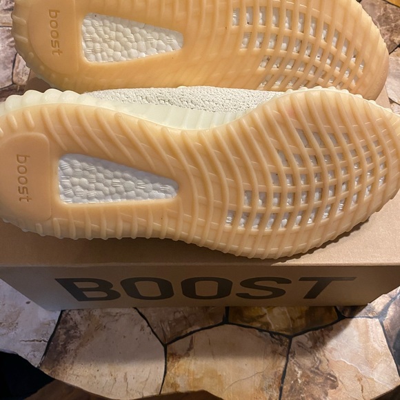 Yeezy 350 V2 butter - Picture 7 of 10